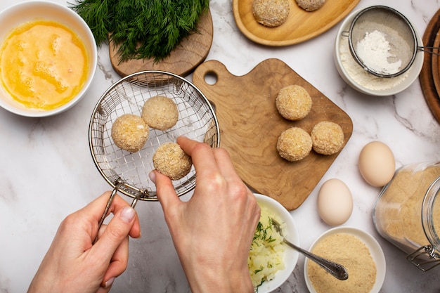 Foto gratuita cerrar mano sosteniendo croqueta de comida