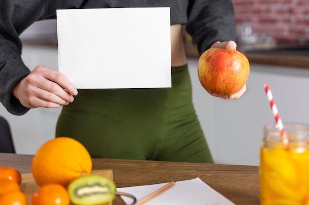 Cerrar mano sosteniendo fruta