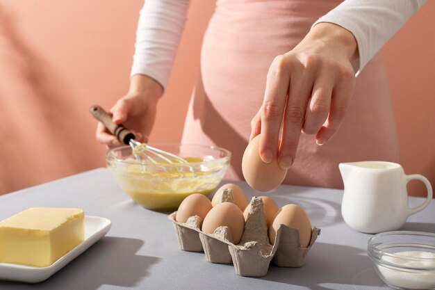 Cerrar mano sosteniendo huevo