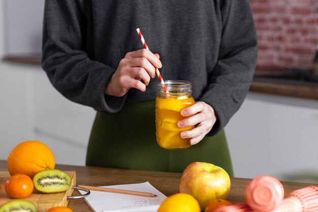 Cerrar mano sosteniendo jugo natural