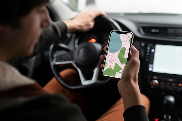 Cerrar mano sosteniendo smartphone con mapa