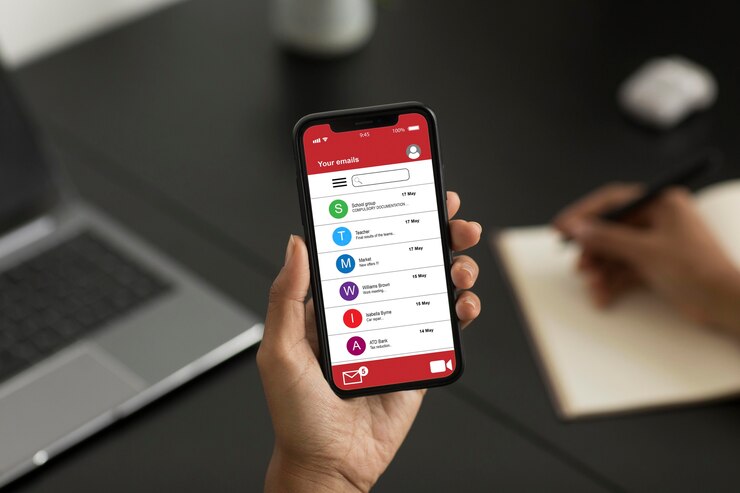 Foto gratuito cerrar mano sosteniendo smartphone