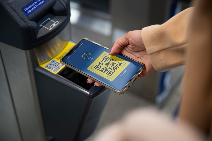 Foto gratuito cerrar mano sosteniendo smartphone