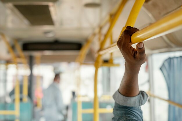 Cerrar mano sujetando la barra de bus