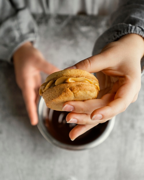 Foto gratuita cerrar mano sujetando la galleta