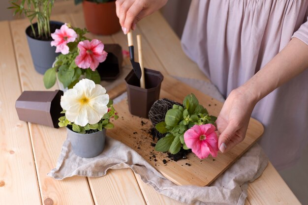 Cerrar mano sujetando la herramienta de jardinería