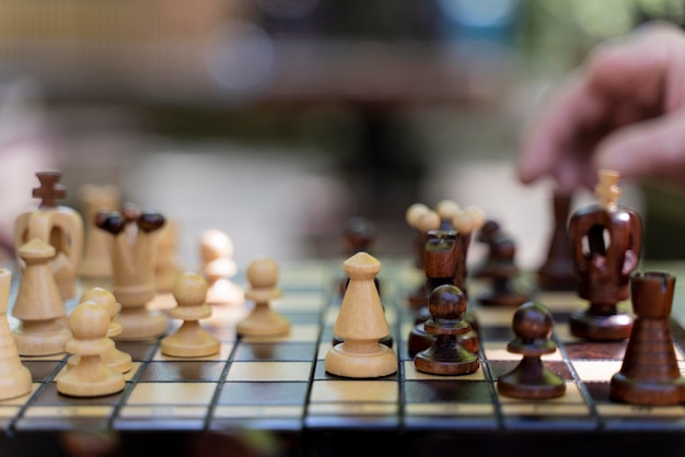 Foto gratuita cerrar mano sujetando la pieza de ajedrez