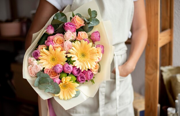 Cerrar mano sujetando ramo de flores