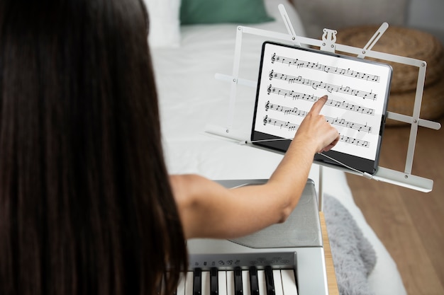 Foto gratuita cerrar la mano tocando la tableta