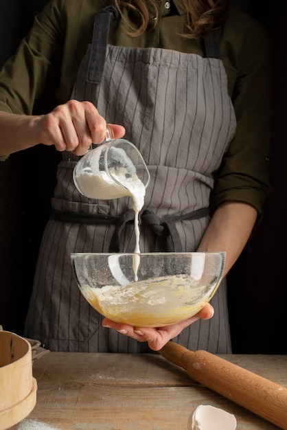 Foto gratuita cerrar mano vertiendo leche