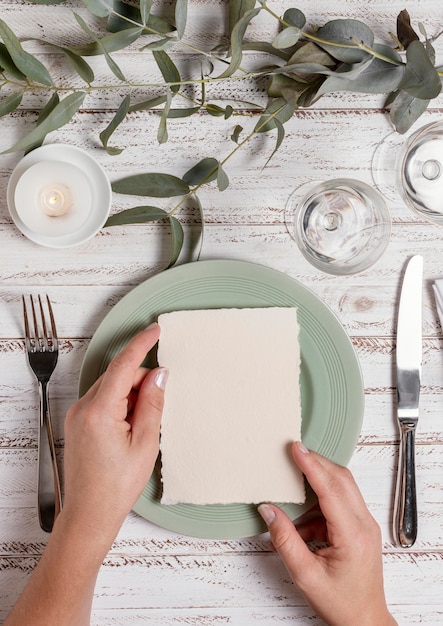 Foto gratuita cerrar las manos arreglando la mesa de la boda