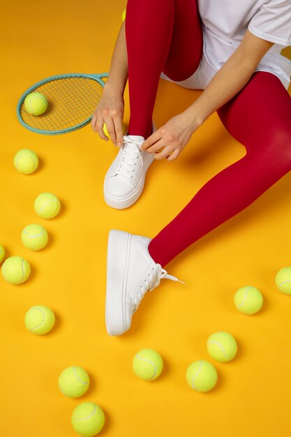 Cerrar las manos atándose los cordones de los zapatos