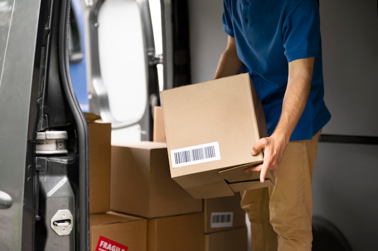 Foto gratuito cerrar las manos caja de transporte