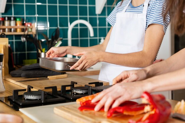 Cerrar las manos cocinando en la cocina