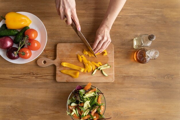 Cerrar las manos cortando verduras