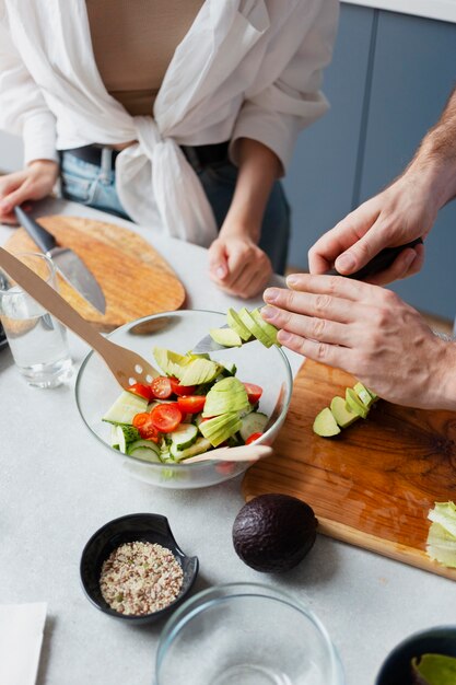 Cerrar las manos cortando verduras