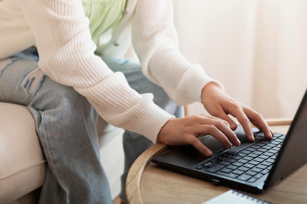 Foto gratuita cerrar las manos escribiendo en la computadora portátil