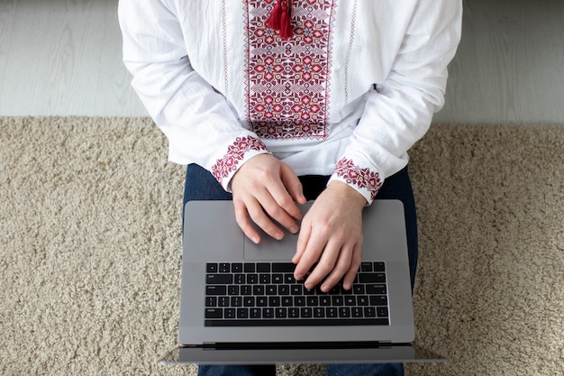 Foto gratuita cerrar las manos escribiendo en la computadora portátil