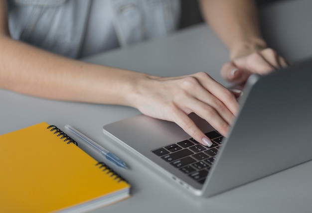 Cerrar las manos escribiendo en el teclado