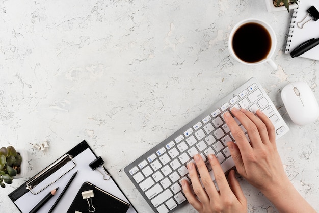 Cerrar las manos escribiendo en el teclado