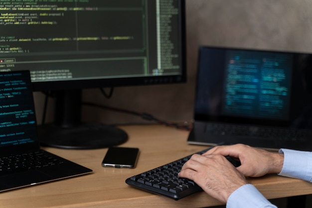 Cerrar las manos escribiendo en el teclado