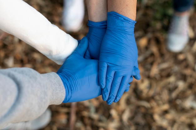 Foto gratuita cerrar las manos con guantes