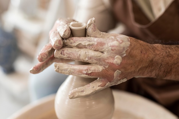 Foto gratuita cerrar las manos haciendo cerámica como hobby