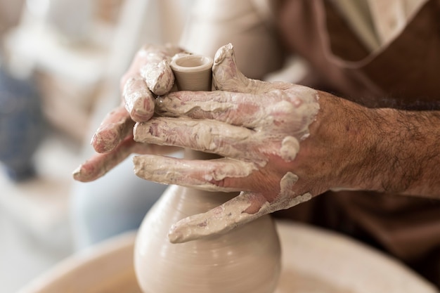 Cerrar las manos haciendo cerámica como hobby