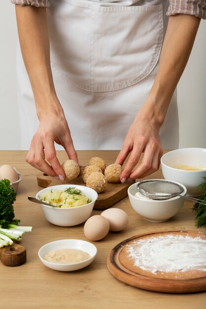 Cerrar las manos haciendo croquetas de comida