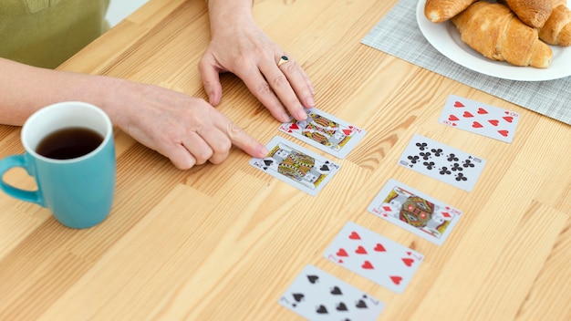 Cerrar las manos con el juego de cartas