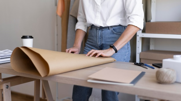 Foto gratuita cerrar las manos con papel de regalo