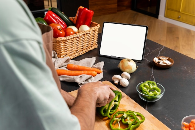 Cerrar las manos preparando comida