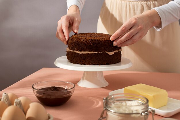 Cerrar las manos preparando pastel
