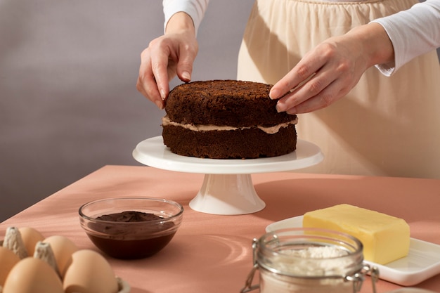 Cerrar las manos preparando pastel