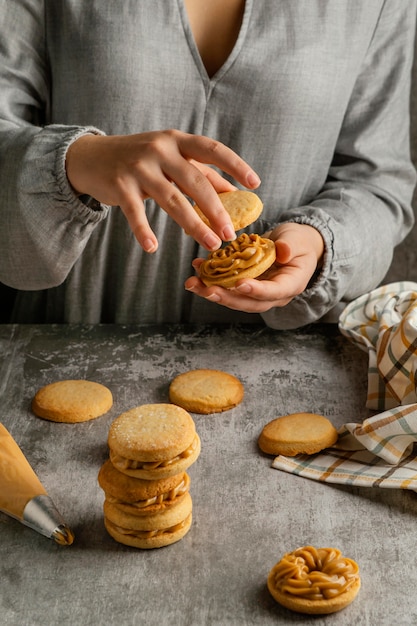 Cerrar las manos preparando sabrosos alfajores