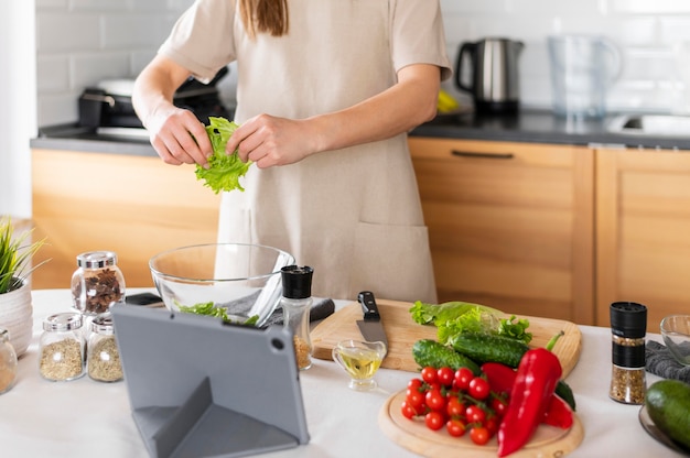 Foto gratuita cerrar las manos rompiendo lechuga