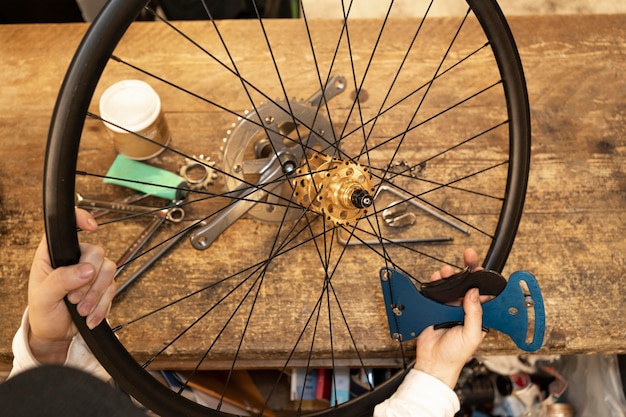 Foto gratuita cerrar las manos con rueda de bicicleta