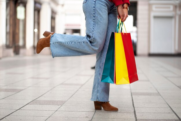 Cerrar manos sosteniendo bolsas de compras