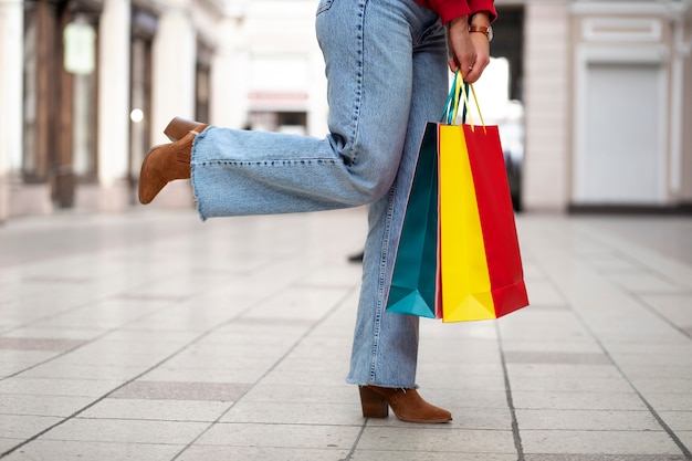 Cerrar manos sosteniendo bolsas de compras