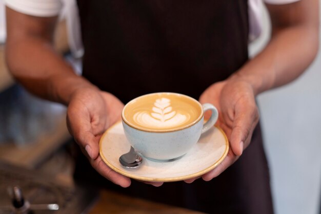 Cerrar las manos sosteniendo café