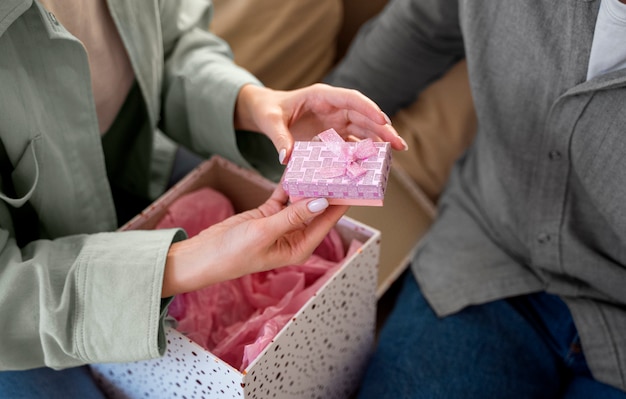 Cerrar manos sosteniendo caja de regalo