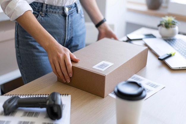 Cerrar las manos sosteniendo la caja