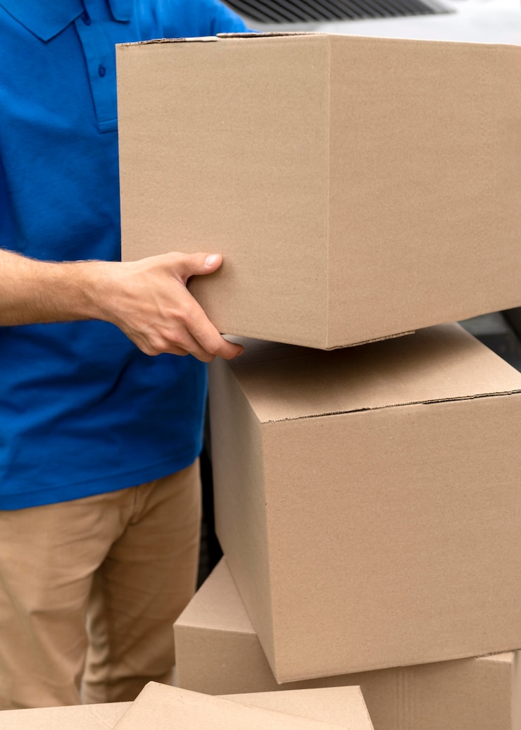 Foto gratuito cerrar las manos sosteniendo la caja