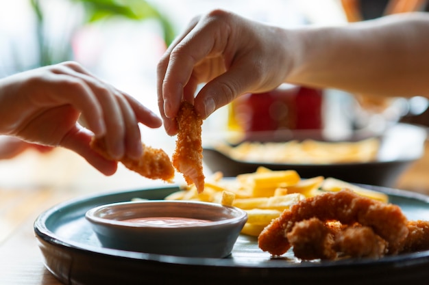 Cerrar las manos sosteniendo la comida