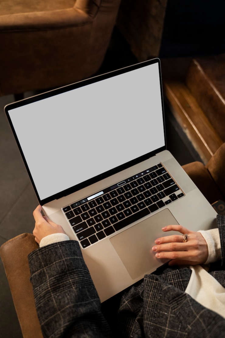 Foto gratuito cerrar las manos sosteniendo la computadora portátil