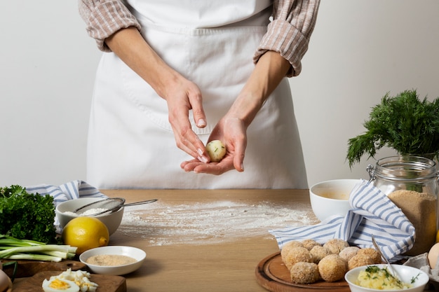 Cerrar manos sosteniendo croqueta de comida