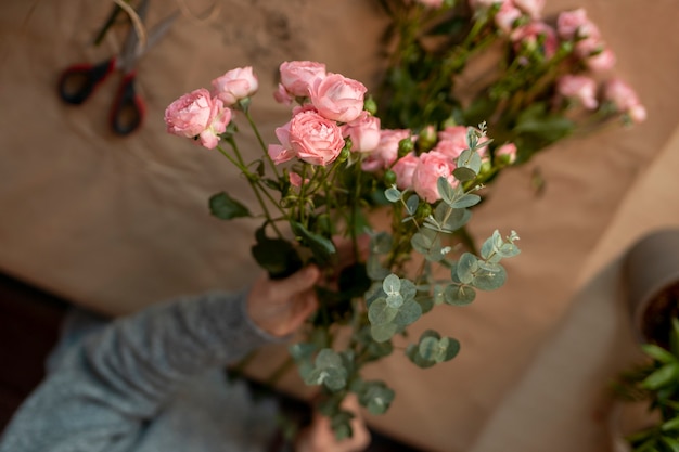 Foto gratuita cerrar manos sosteniendo flores