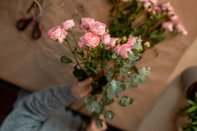 Cerrar manos sosteniendo flores