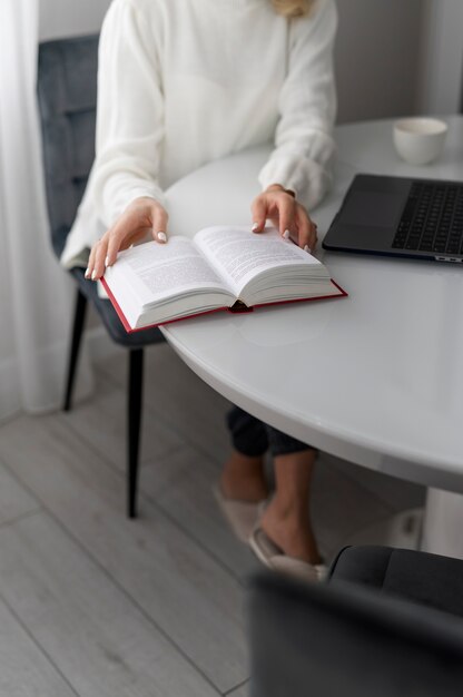 Cerrar las manos sosteniendo el libro