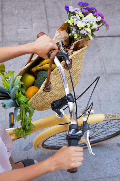 Foto gratuita cerrar las manos sosteniendo el manillar de la bicicleta